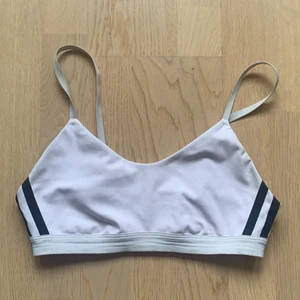 Adidas sportbh - Vit sportbh från adidas, använt men ändå bra skick. Säljer då den inte passar mig längre