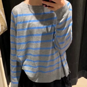 Zara tröja  - En blå grå randig trendig tröja från zara. Säljs inte längre på hemsidan. Skönt material ganska tunt. Inga skador.