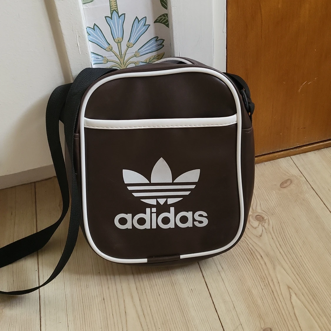 Brun adidasväska