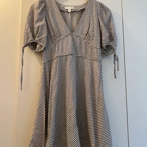 Prickig sommarklänning - Prickig sommarklänning från Hm. Lite liten i storleken. 