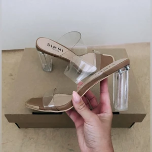 Trendiga klackskor - 💛 Jättefina klackskor som är bekväma att bära en hel kväll. 💛 Klackarna är i strl 38 men passar även en strl 37 💛 Klackarna har används vid några tillfällen men är i ett fint skick. 💛 KÖPAREN STÅR FÖR FRAKT, kan även mötas upp på Hisingen i Göteborg 💛