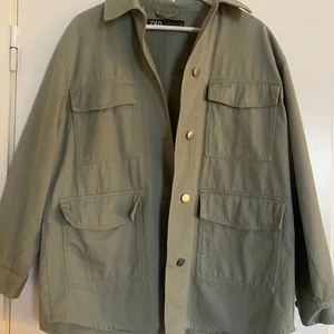 Zara jacka - Supersnygg jeans jacka från zara🐸 använd en gång, toppskick!