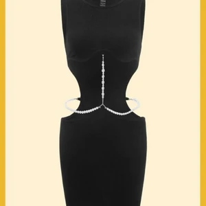 Svart klänning med pärlor  - Svart klänning med pärlor Storlek: XS Köparen står för frakt! 🖤