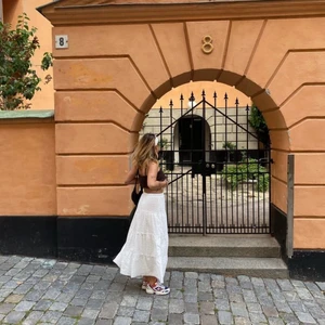 Lång kjol - Säljer min vackra kjol från brandy Melville. Storleken är one size men den passar mig som vanligt vis är en S/36 