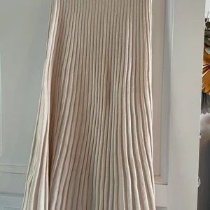 Plisserad kjol från mango strl S  - Beige plisserad mjuk kjol från mango. Midilängd, strl S. Nyskick 