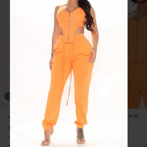 FashionNova orange jogger set size S - FashionNova ljus orange jogger set, storlek S, HELT NY & OANVÄND! Super mjukt och bekvämt material! OCH Röd snakeskin mönster set storlek S