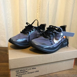 Nike Off-White zoom fly - Använda men fortfarande i bra skick 8/10 Ny pris 8000. Bin 5000. Bud börjar på 1400. 