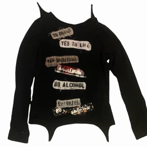 y2k tröja - storlek: passar S och M 🖤 möts upp i stockholm eller fraktar. har små färgfläckar på armen men inget man tänker på.