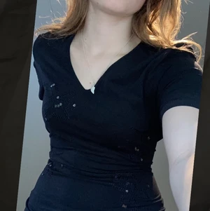 trendig blå tröja  - trendig blå tröja i stretchigt material, passar sig perfekt som vanligt vis har xs-s men skulle säkert passa m och liten l eftersom den är så stretchig. 💞