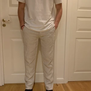 Linnebyxor - Linnebyxor från NN07. Använda 1 gång så dom är i nyskick. Köpta för 1100 kr. Storlek 33/32, passar även 32/32. Modellen på bilden är 184 cm