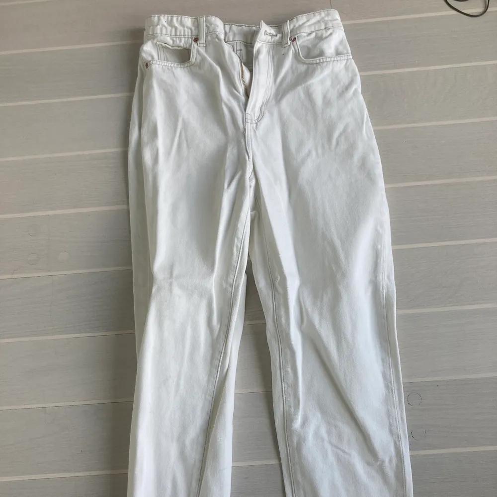 These h&m white jeans are baggy, long, and stylish! They go with almost everything.. Jeans & Byxor.