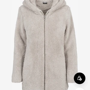 Teddykappa - Säljer denna beiga teddykappan från Urban classics i storlek xs men skulle säga att den passar S också. Köpte den för 725kr , startpris 250 + frakt.💕 