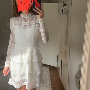 Neo noir volangklänning - Säljer denna superfina volangklänning från märket neo noir💕 HELT SLUTSÅLD, NYPRIS = 1099 kr❤️ MITT PRIS = 399 kr💗 Den är i toppskick och endast testad.😘  Perfekt till skolavslutning, bal, student, vardag, middagar, eller som finklänning💗