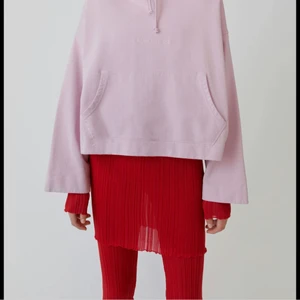 ACNE studios joghy emboss hoodie - Ljusrosa hoodie från acne! Säljer pga av ty jag aldrig använder. Fint skick, perfekt färg till sommaren. Modellen finns inte längre att köpa. Budgivning i kommentarerna. Acnes tröjor är stora i storlekarna så den här xxs skulle jag säga motsvarar en vanlig small.
