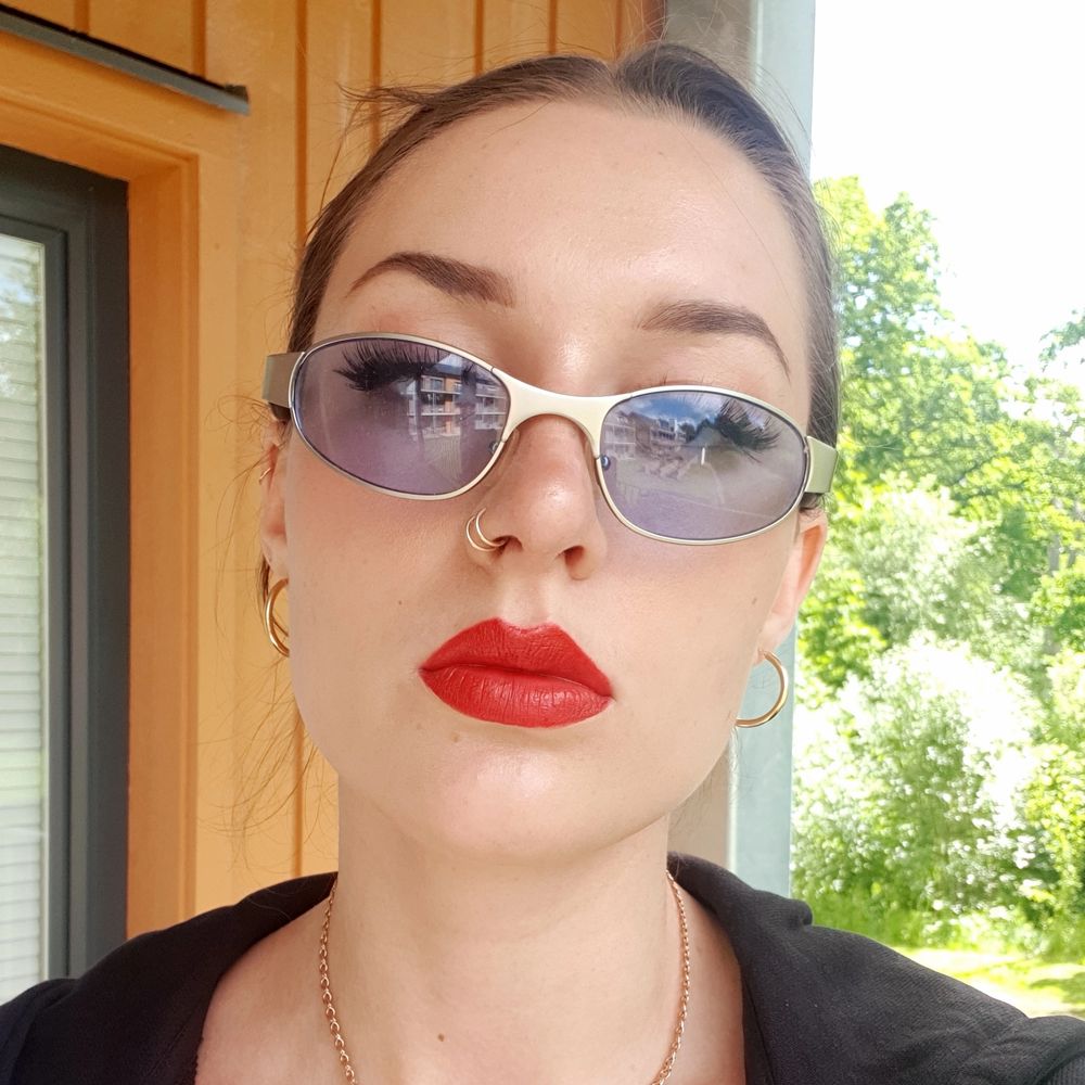 True Y2K era Metal and gummy sunglasses with blue glass lenses. Super cool, high quality and true Y2K . Accessoarer.