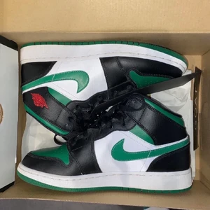 Jordan 1 mid green toe - Storlek 39 passar oxå 38,5 , knappt använda inga fel alls på dom, goat verifierad. Lägger ut igen då förra annonsen krånglade. skriv för fler bilder ❤️