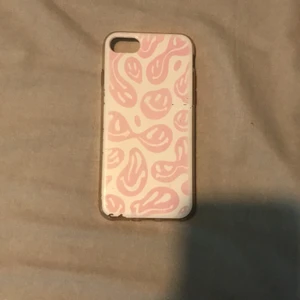 MOBILSKAL - iPhone 7 mobilskal en smiley och en simple med ett hjärta och två stjärnor🫶🏾