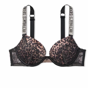 Oanvänd strass BH -  Har 2 st lika dana i olika storlekar. En i 75 B den andra i 70 A. Säljer då dom aldrig har används!! Privat för fler privata bilder,❤️