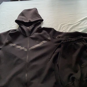 Nike  - Säljer hela dressen för 850  inga skador på dom  har även gråa men utan byxor 