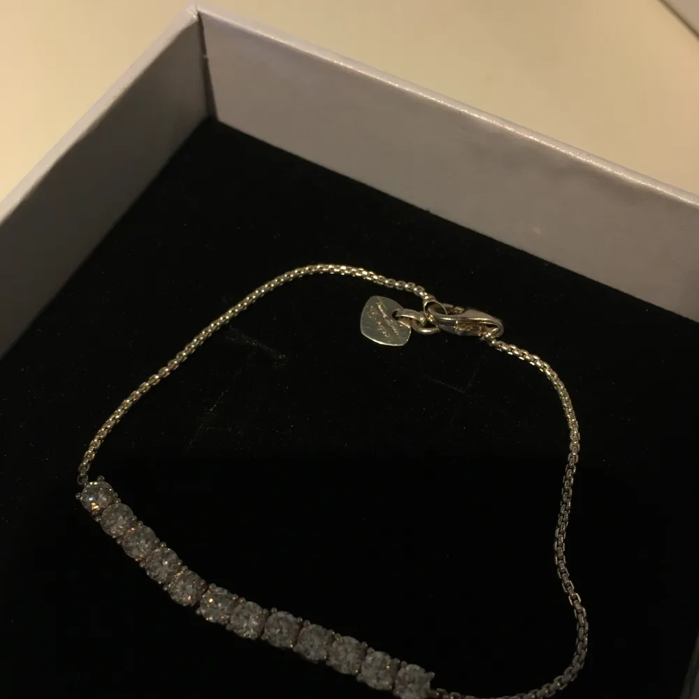 armband från thomas sabo, stearling silver med ”diamanter”/strass. aldrig använt!  köpt 2018 på ”juvelen” i falun för 999kr.   pris kan diskuteras vid snabb affär!  skickas med spårbart 29kr via plick, eller för 25kr med frimärken. möts även upp i danholn. Accessoarer.