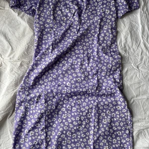 Klänning - Storlek L men passar nog en M också  Aldrig använd.