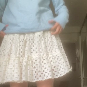 Zara kjol - Säljer denna jättesöta kjol ifrån zara säljer pga att den aldrig kommer till användning ,bara testad så i bra skick, kom privat för mer bilder. TRYCK INTE PÅ KÖP NU!!