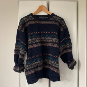 Stickad tröja - Stickad tröja köpt second hand i Kanada. Oklar stolek men passar allt från xs-L