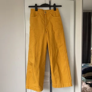 Jeans från weekday - Gula jeans från weekday