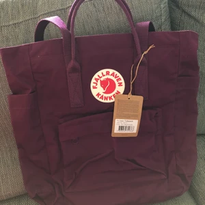 Kånken Totepack - Säljer en oanvänd Kånken Totepack där lappen sitter kvar. Kan användas som ryggsäck och axelremsväska. Kvitto finns.