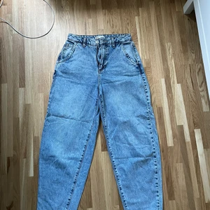Jeans  - Supersnygga loose jeans från Gina. Knappt använda!  