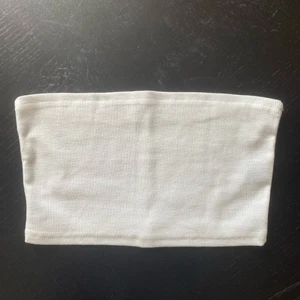 Topp🤍 - Super fin topp från Shein. Helt ny, aldrig använd. Perfalt basplagg nu till sommaren! Säljer för 50kr. GRATIS FRAKT🤍🌸