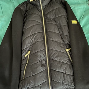 Barbour lättviktsjacka - Lättviktsjacka från Barbour i mycket gott skick. Kan gå ner i pris vid snabb affär. 