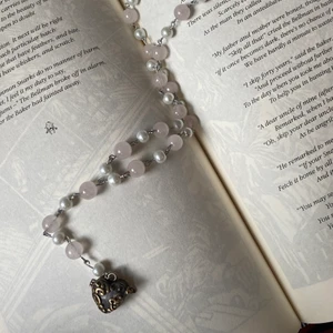 Halsband med silverhjärta <3 - Handgjort halsband med rosenkvarts pärlor, vaxade pärlor och ett silvrigt hjärta som går att öppna. Perfekt att förvara en liten kristall eller något annat om man känner för det ❣️🕊💸 !GRATIS FRAKT!