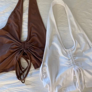 Toppar - Säljer dessa två toppar!! Den vita är i storlek XS och den bruna i S. Säljer då de inte kommer till användning. Köp 1 för 70 och båda för 120💗💗