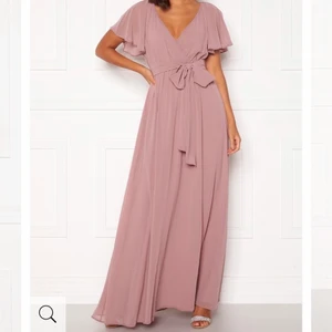 Klänning  - Rosa klänning, använd bara en gång i storlek XL. Är sydd vid bröstet men syns knappt