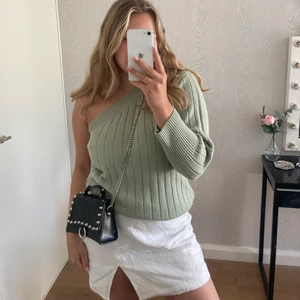 Stickad tröja från By Anastasia - Superfin och somrig stickad off the shoulder tröja från By Anastasia! 💕 storlek S-M, finns ingen lapp i då företaget inte är så stort! Färgen är mer mintgrön än vad som syns på bilden. Jättefint skick, köparen står för frakt💕