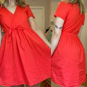 Röd sommarklänning  - Jättesöt sommarklänning i fin röd klar färg och snörning i midjan 🌹 storlek 34 från NA-KD, använd fåtal gånger. Säljer då den blivit för liten för mig och tänker att den skulle komma till större användning i en ny garderob ✨ köpare betalar frakt