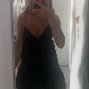 Klänning zara  - Egna bilder! Säljer nu denna super populära klänningen från zara i storlek s för 250kr. Har använts vid få tillfällen förra sommaren och klänningen är i bra skick! Betalning sker via Swish och köparen står för frakten! Skriv för fler bilder:) Är fler interesserade så blir det budgivning! 