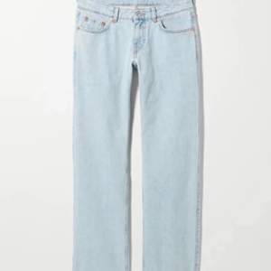Lågmidjade, ljusblåa jeans från weekday i modellen Arrow. De är för långa för mig som är 1,66 men det är bara snyggt enligt mig. Denna färg säljs inte längre, jag köpte de i höstas för 500 kr och har inte använts på ett halvår. De ser nästan nya ut tycker jag. Jag säljer för halva priset. 