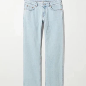 Arrow jeans - Lågmidjade, ljusblåa jeans från weekday i modellen Arrow. De är för långa för mig som är 1,66 men det är bara snyggt enligt mig. Denna färg säljs inte längre, jag köpte de i höstas för 500 kr och har inte använts på ett halvår. De ser nästan nya ut tycker jag. Jag säljer för halva priset. 