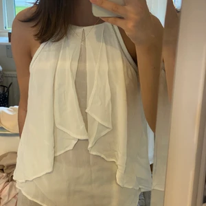 Topp - Topp med volanger från Mango. Fint skick, endast använd en gång. 