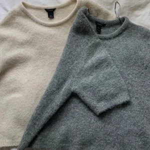 Lindex tröja - Två stycken helt perfekta tröjor att ha i garderåben, passar till allt och är i så fina färger! Båda är i nyskick ifrån Lindex och knappt använda. Säljer 1 tröja för 400+frakt och båda tsm för 850+frakt 🔥 (Nypris för 1 är 499kr). SÄNKER INTE PRISET!! 