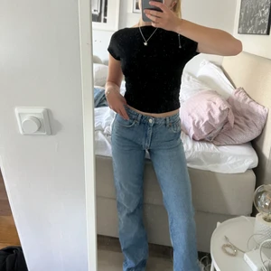 Jeans - Fina mid Rise jeans från zara i väldigt fint skick, storlek 34 , säljer för 150 + frakt 💓💓 ( färgen är ovis på bilderna skriv för yttligare bilder)