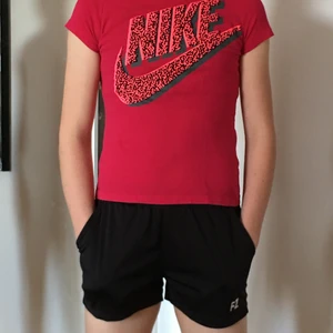 Nike T-shirt  - En fin äkta Nike T-shirt som länge varit en av mina favoriter. Inga synliga tecken på användning eller förstört tyg. Säljer för att den är liten för mig.