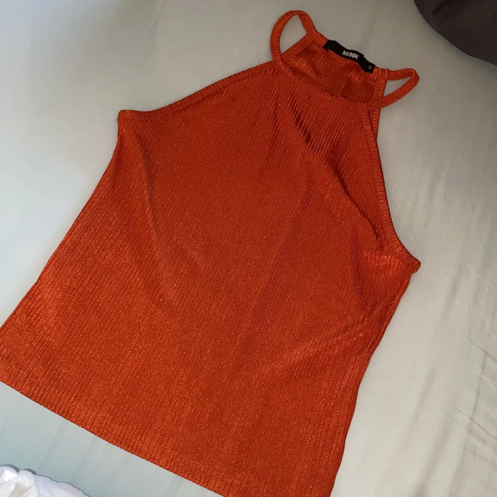 Super snyggt linne i orange färg i finaste materialet. Super somrig och snygg! Storlek s . Toppar.