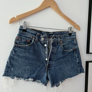 Vintage Levis 501 shorts - Vintage 501or, W28 enligt lappen men passar någon som vanligtvis bär XS. Dma för mer info 💙