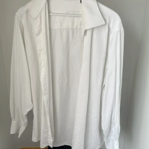 Vit oversized skjorta - Säljer pga att den är för stor för mig som har storlek XS. Passar jättefint till en klänning. Perfekt för sommaren. 