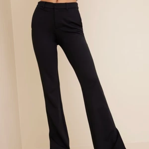 Helt nya kostymbyxor  - Superfina heöt nya kostymbyxor från ONLY i strl 42 men är stretchiga så passar några storlekar mindre också! Nypris 499kr säljes för 250kr!