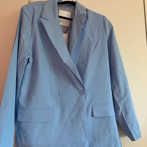 Helt ny blå kavaj - Superfin ny blå kavaj i strl xs/s från sisters point! Nypris 699kr säljer för 300kr