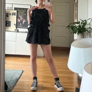 Playsuit med svarta volanger  - Så gullig och skön playsuit som är så användbar under sommaren 💖💖
